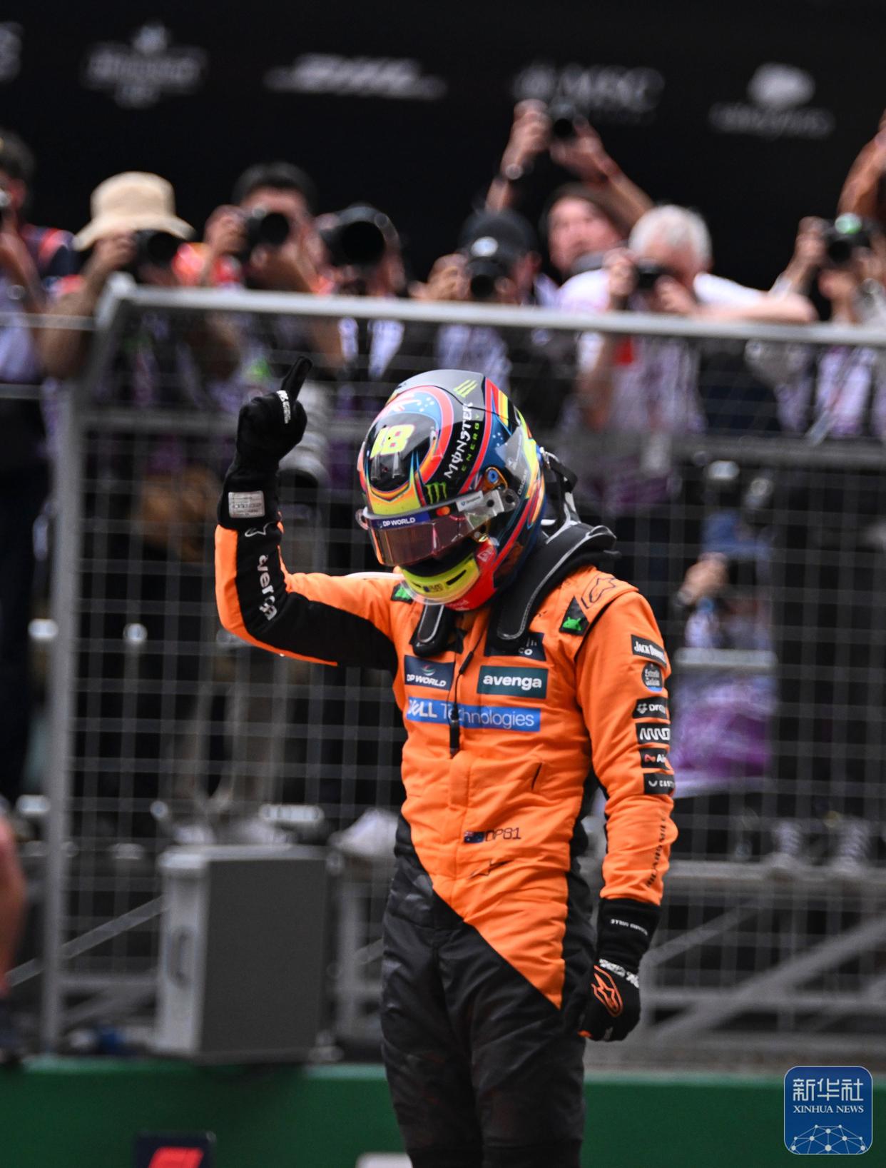 迈凯伦力克红牛二队，拉塞尔点燃赛场