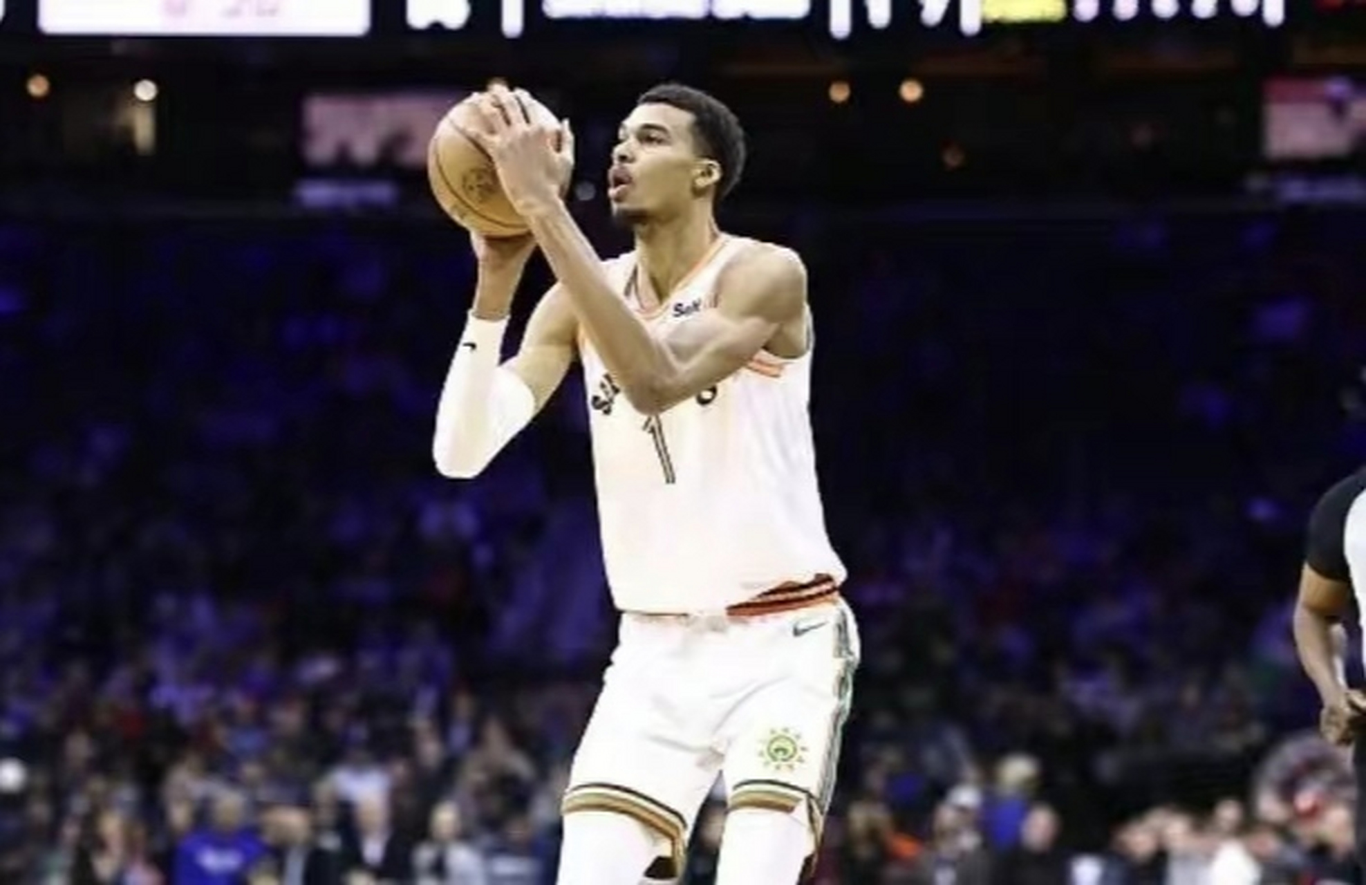 山东队逆转马刺，恩比德关键制胜