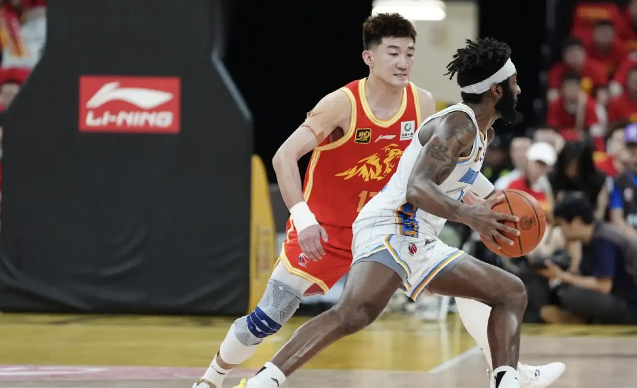 广州队碾压新疆队,孙铭徽状态火热 广州队碾压新疆队,孙铭徽状态火热