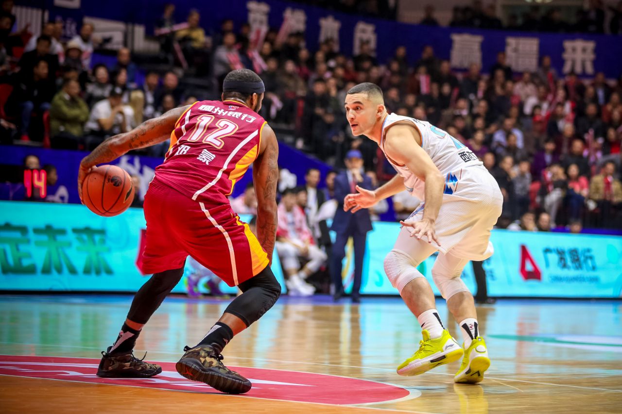 新疆队鏖战爵士，麦科勒姆状态火热