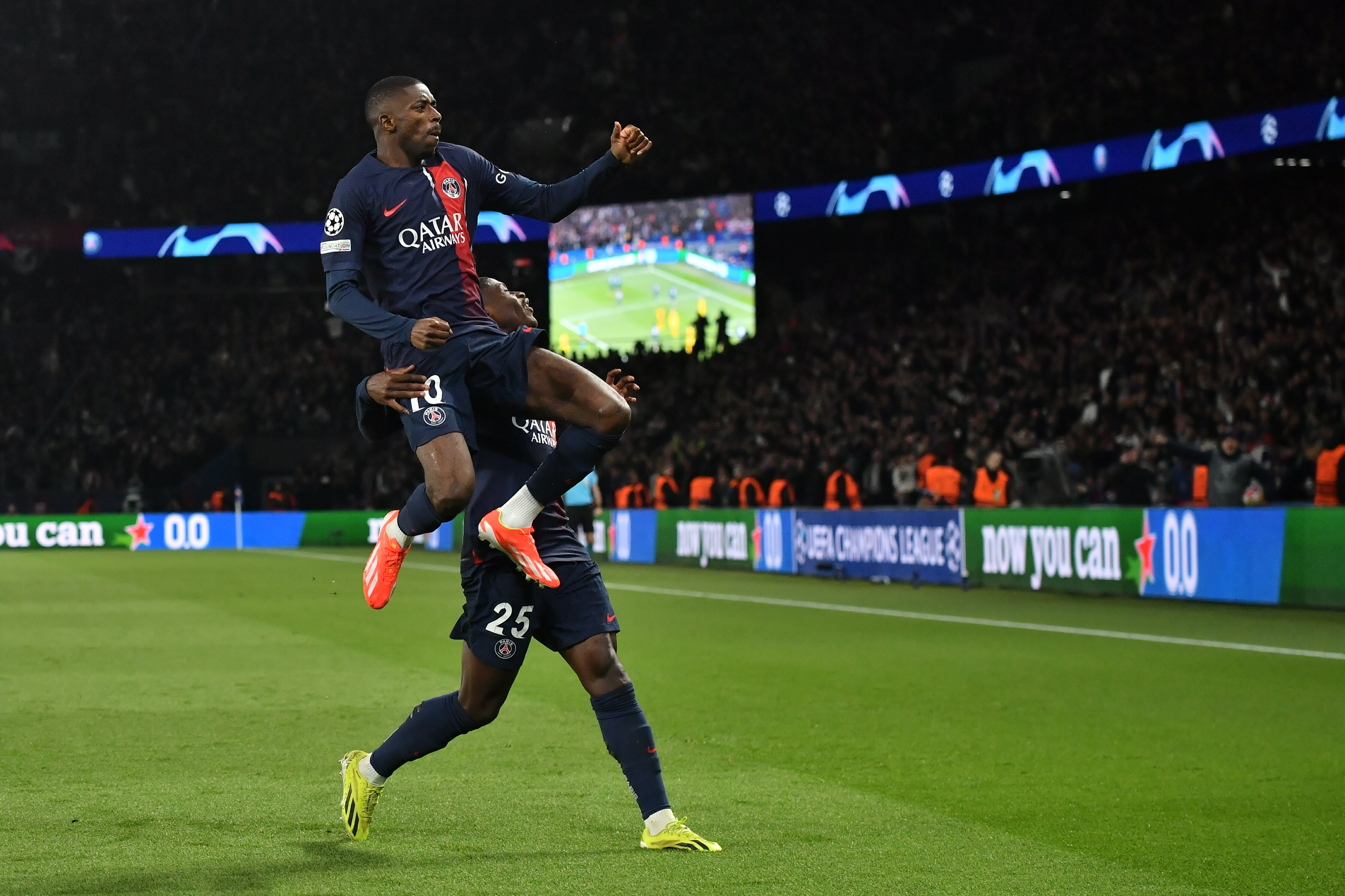 巴西逆转英格兰，莱万点燃赛场