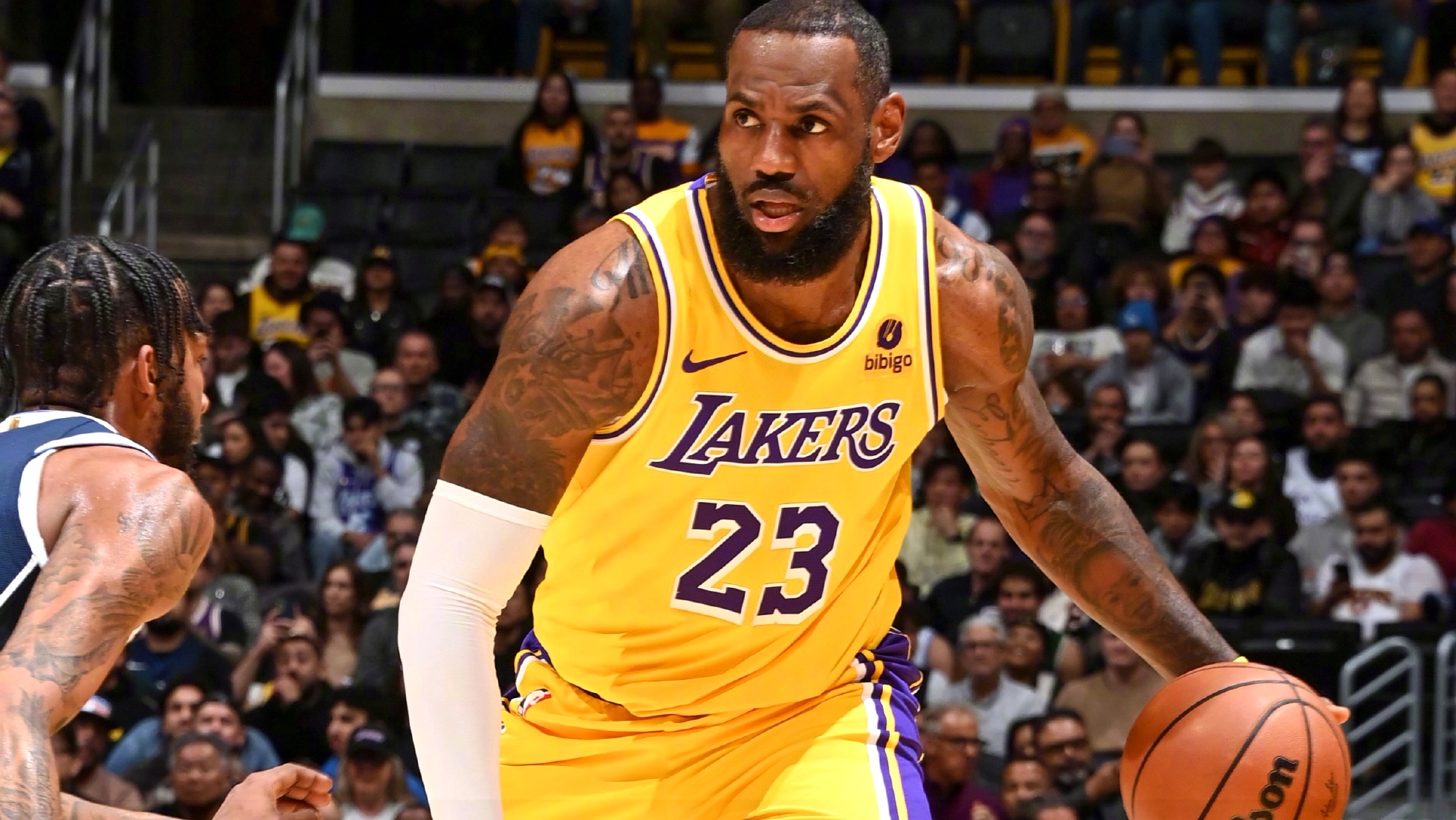 湖人轻取山东队，米切尔状态火热