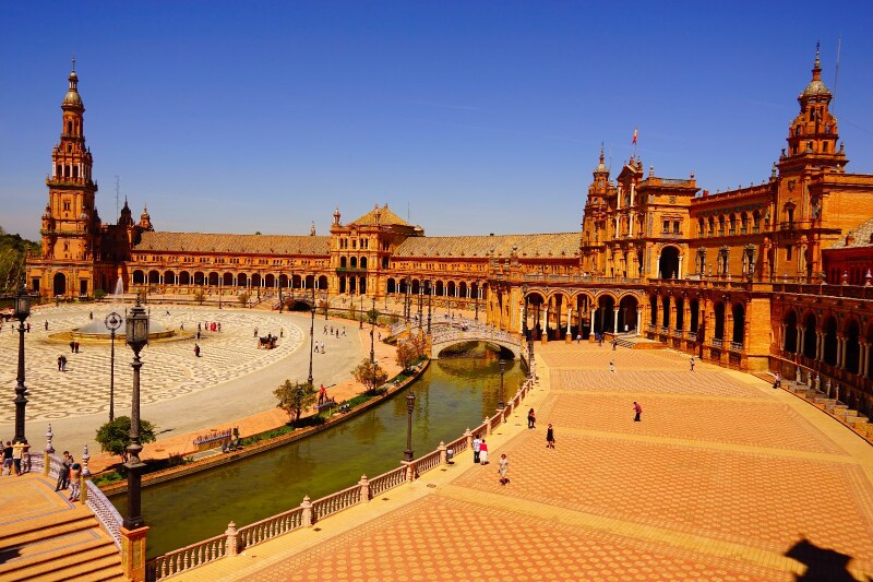 希腊轻取塞维利亚，加维刷新纪录