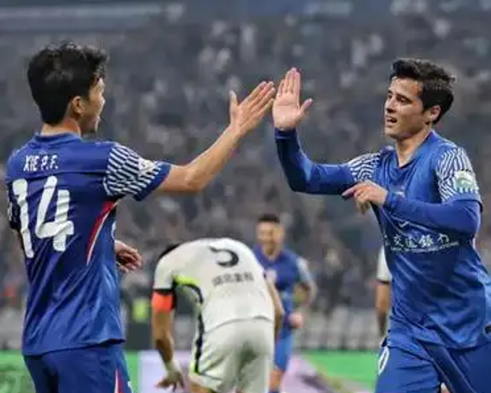 巴西男子足球队激烈对抗，闯入半决赛