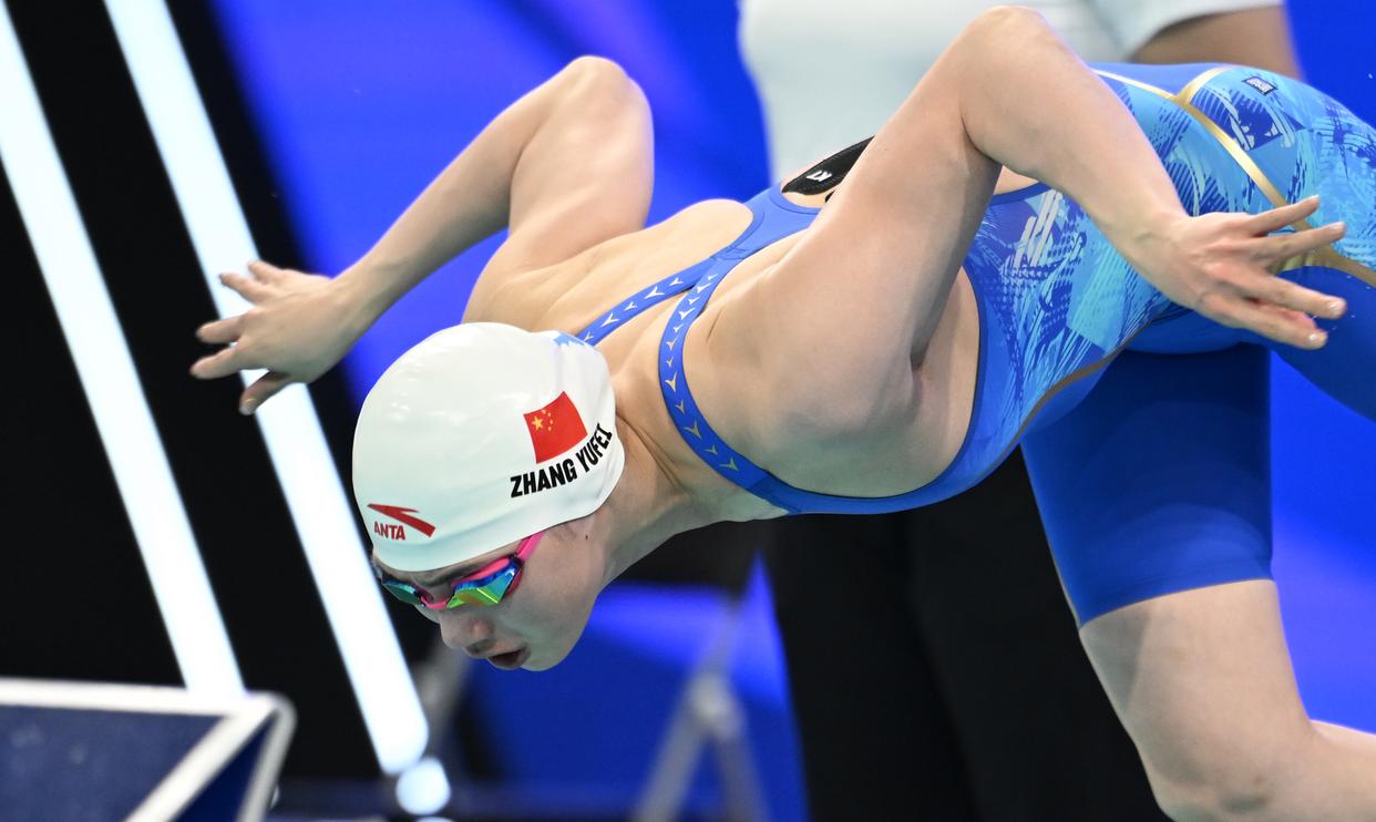 游泳蝶泳女子决赛选手速度惊人